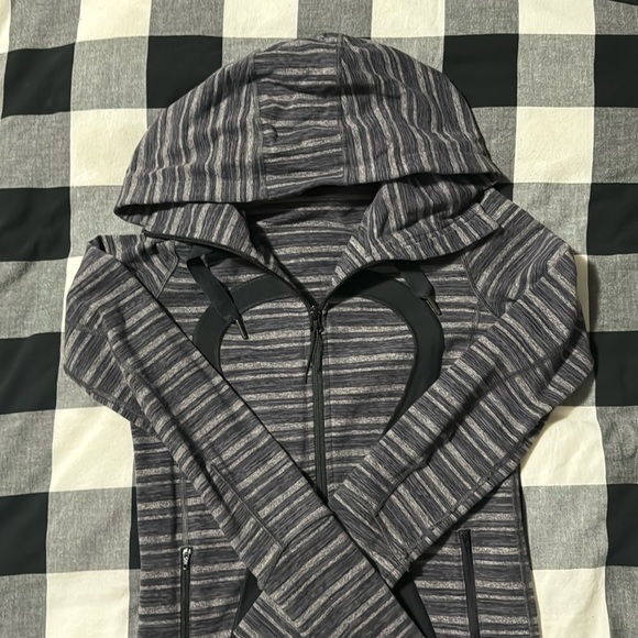 Barley worn lululemon zip up size 4 only selling because it’s to small for me - Picture 1 of 5